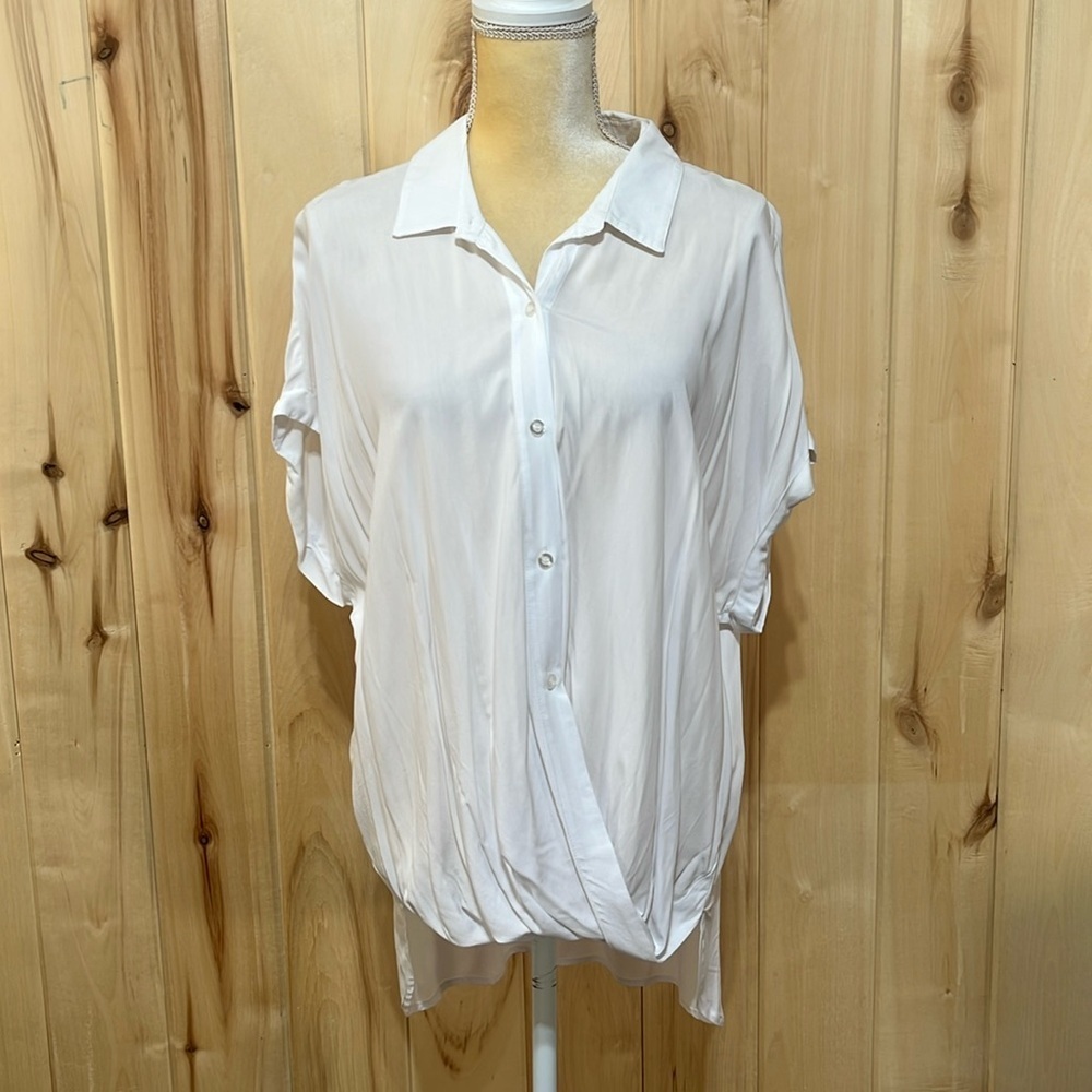 NWT Pale Sky White Hight Low Button Down Blouse Size L‎